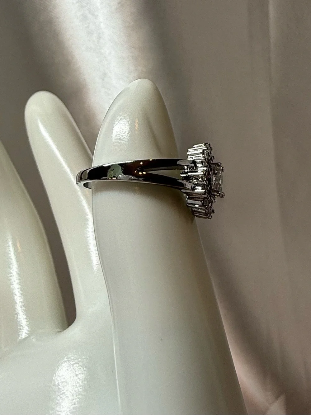Classic Size 6 Synthetic CZ Halo Ring Elegant Chic Sparkling